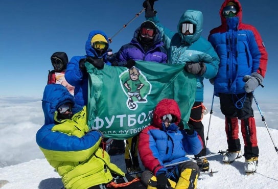 Команда Футболики взошла на вершину Эльбруса!